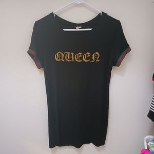 Dress with "QUEEN" in gold. Short sleeve with colors red & green. Size XL